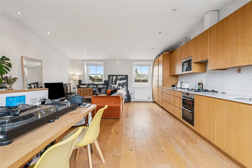 Property photo 3 of 11 Kitchen