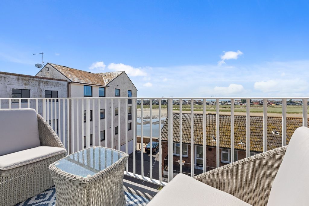 Property photo 2 of 18 4307025