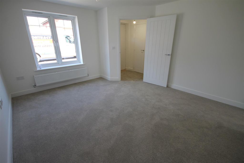 Property photo 3 of 16 Lounge