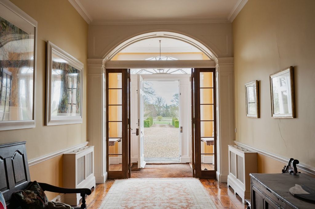 Property photo 3 of 33 Entrance Hall