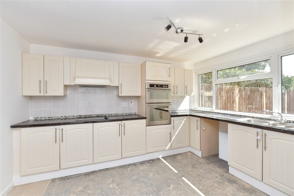 Property photo 3 of 14 Kitchen