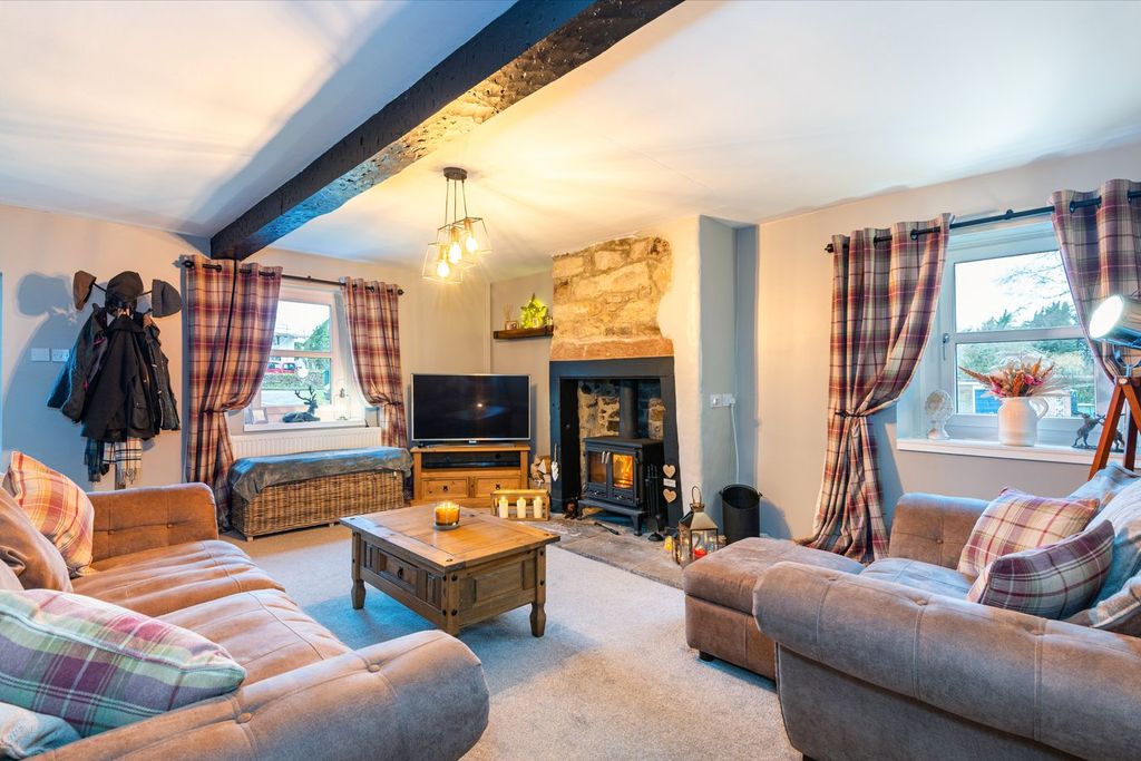 Property photo 3 of 14 Lounge