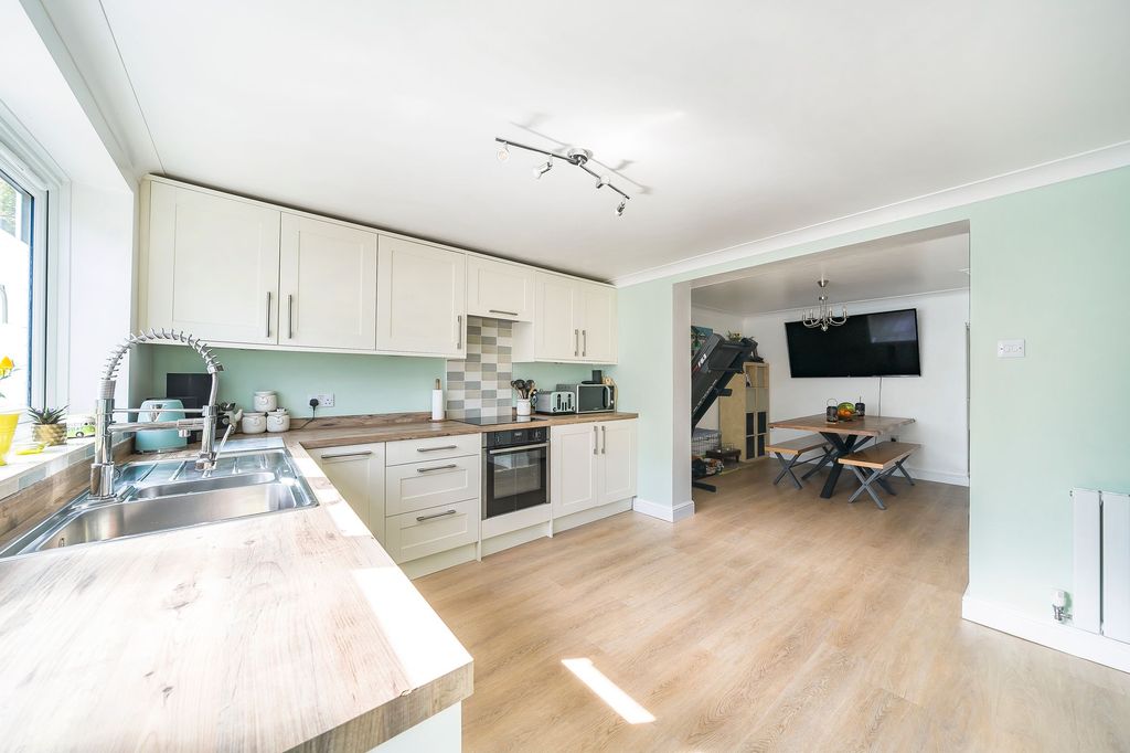 Property photo 3 of 20 Kitchen/Breakfast Room