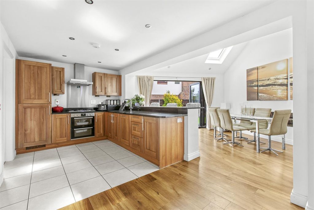 Property photo 2 of 16 7 Turners Field, Hp13 5Yz-7.Jpg