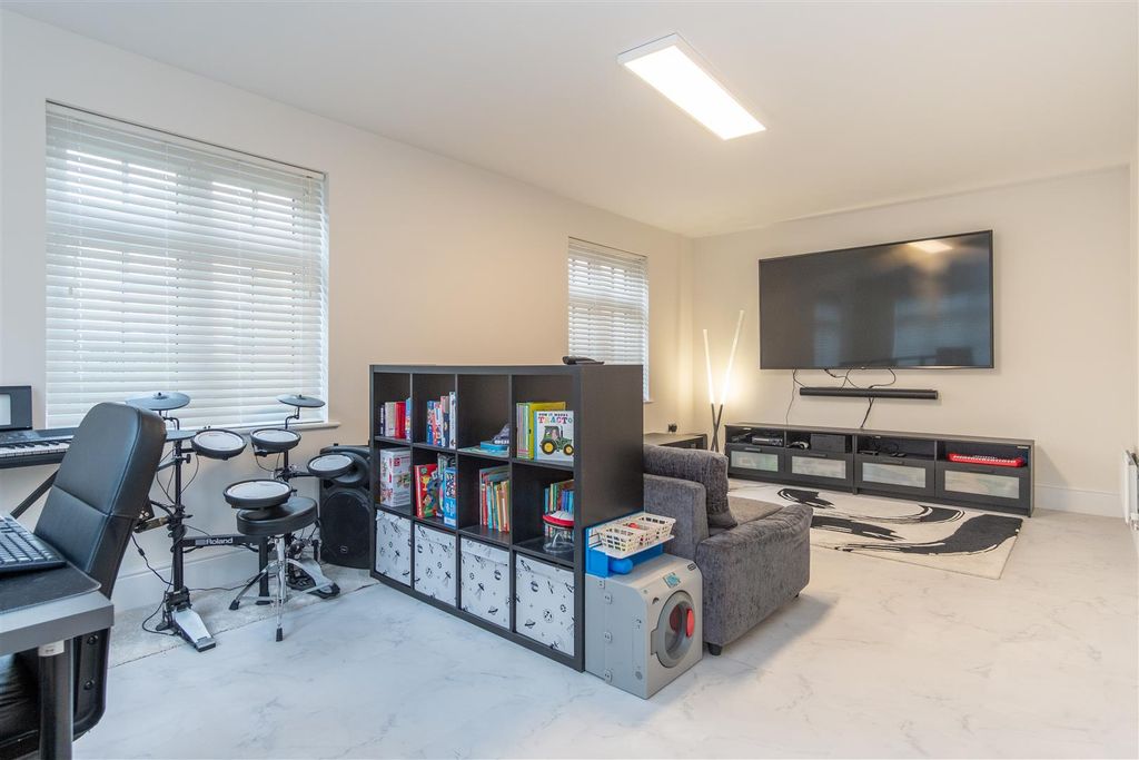 Property photo 2 of 35 Lounge
