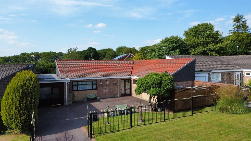 Property photo 1 of 28 Eccleston Gardens For Sale