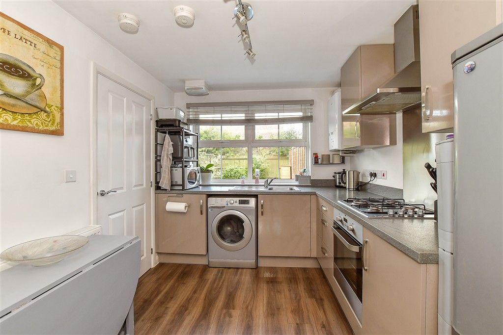 Property photo 3 of 10 Kitchen
