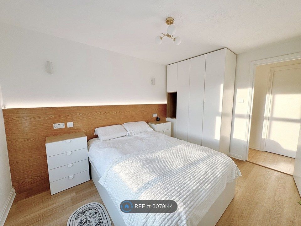 Property photo 2 of 17 Bedroom 1