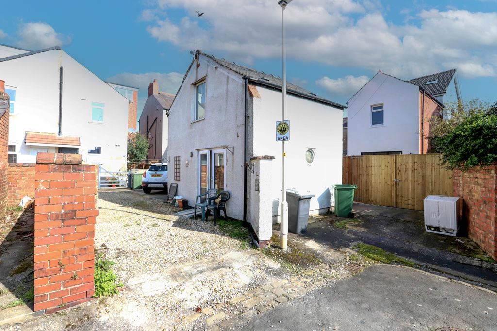 Property photo 3 of 16 Coach House