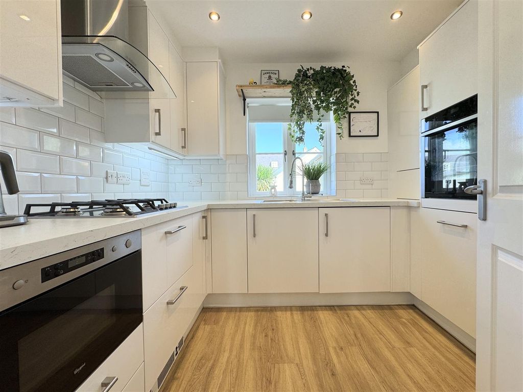 Property photo 2 of 31 Kitchen