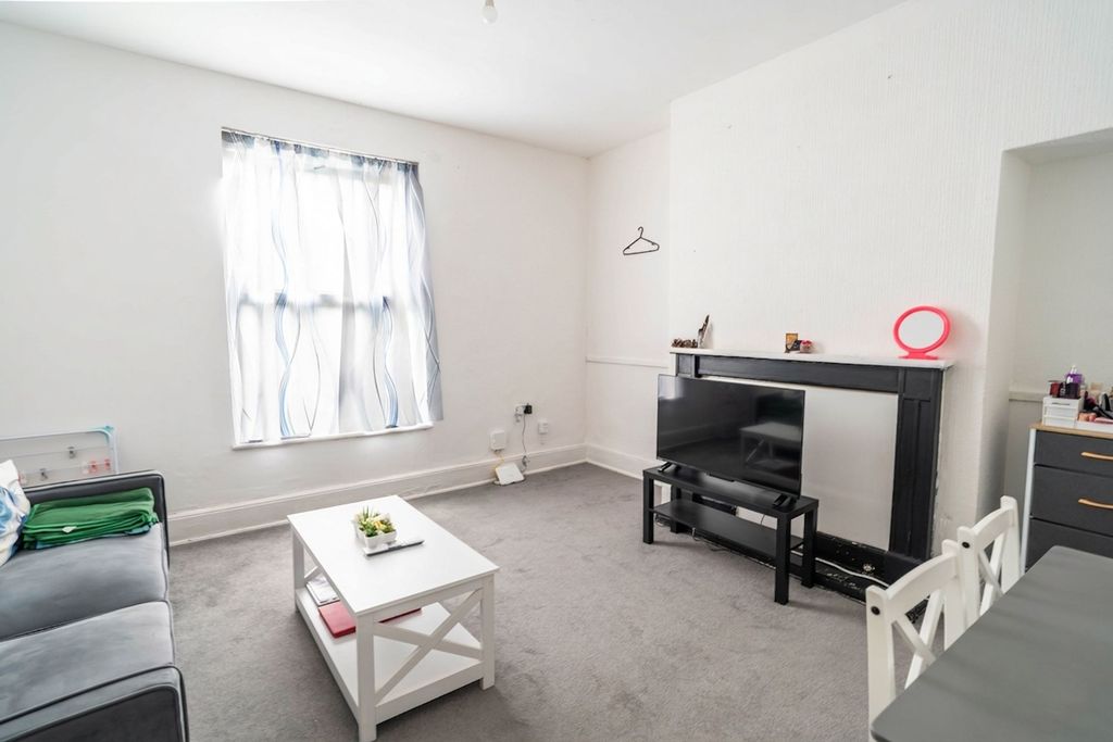 Property photo 3 of 19 Flat 3 Living Room