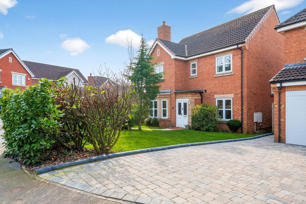 Property photo 1 of 26 Front Garden