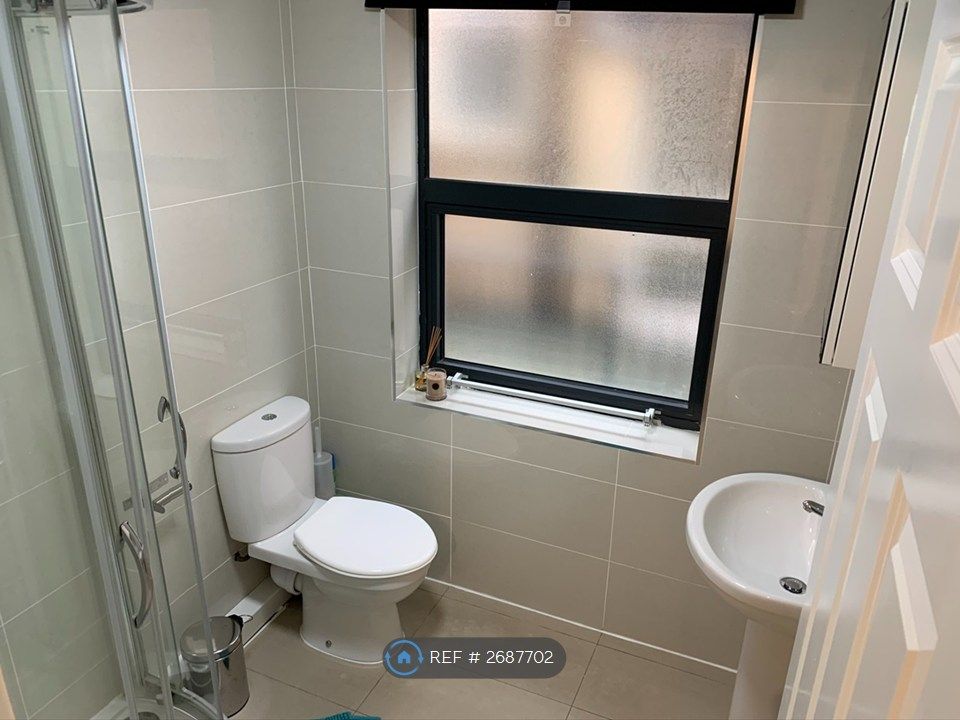 Property photo 3 of 10 Bathroom 1