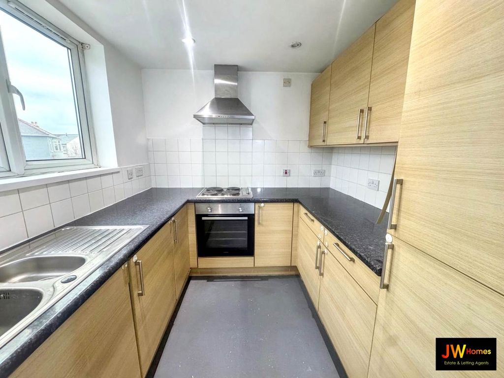 Property photo 3 of 10 Kitchen (14)