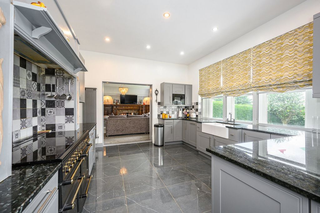 Property photo 2 of 40