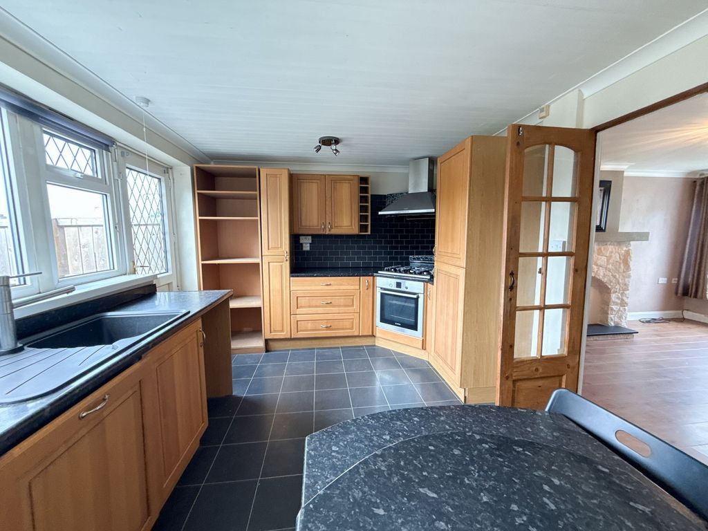 Property photo 3 of 10 Kitchen