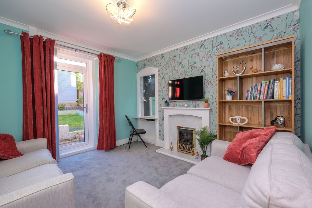 Property photo 3 of 15 Lounge