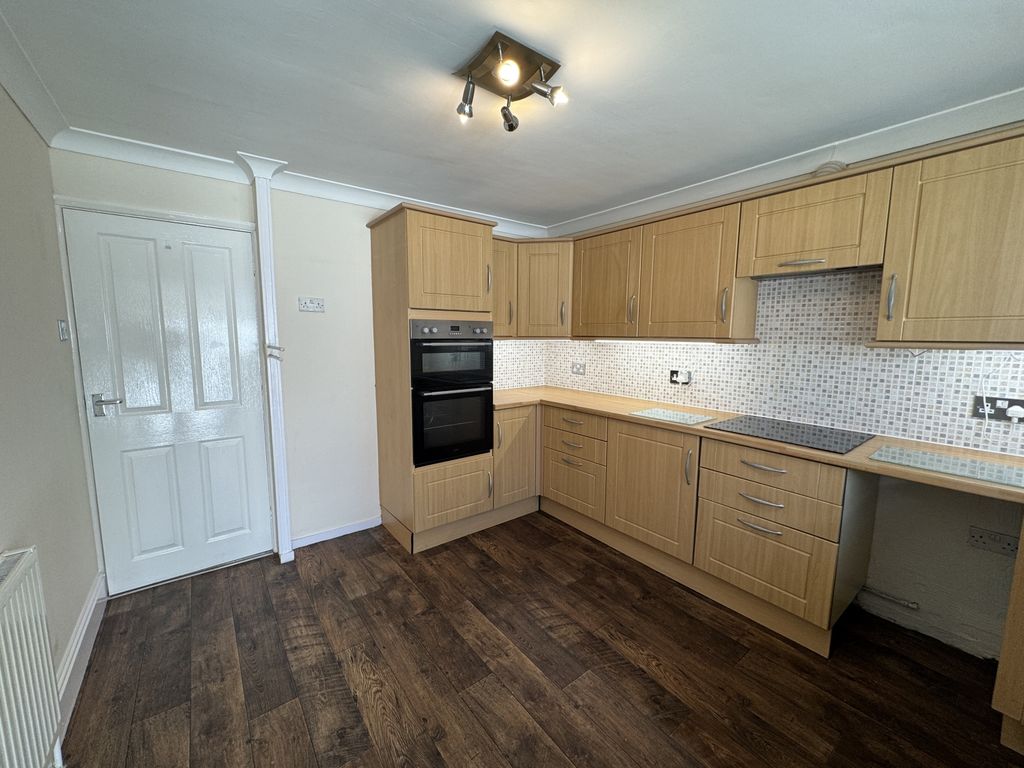 Property photo 3 of 18 Kitchen (1)