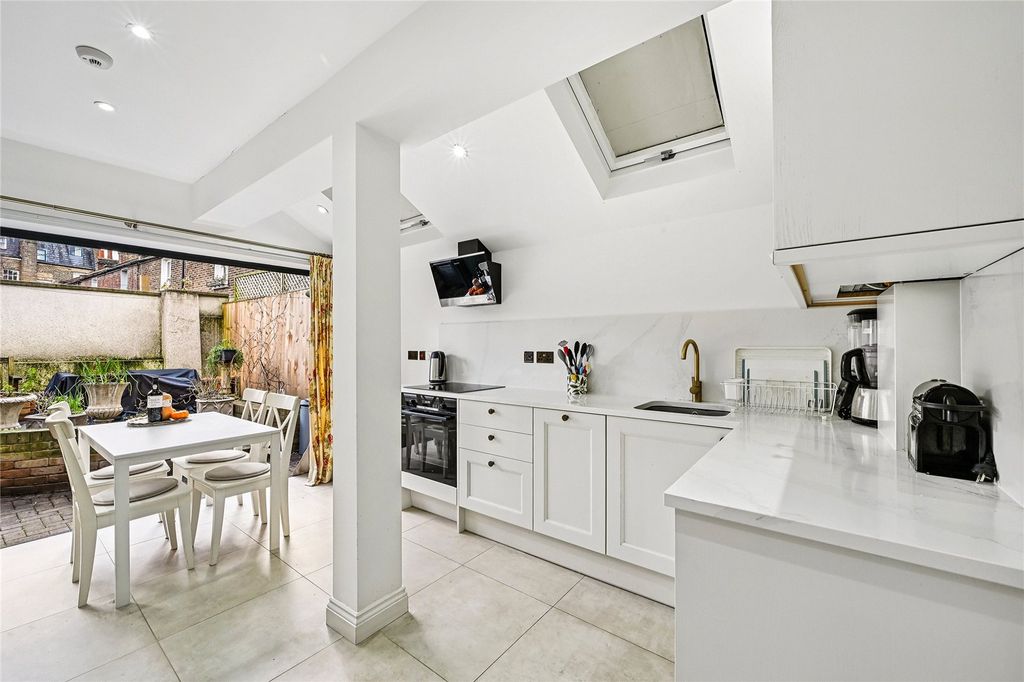 Property photo 2 of 11 Kitchen