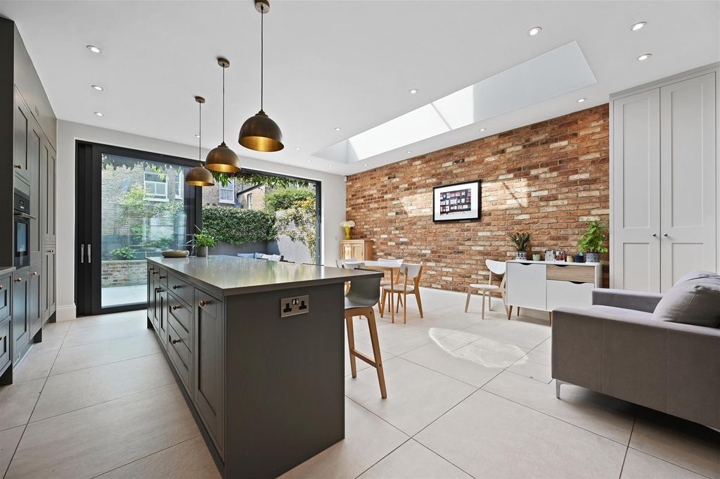 Property photo 3 of 15 St Stephens Avenue - Kitchen