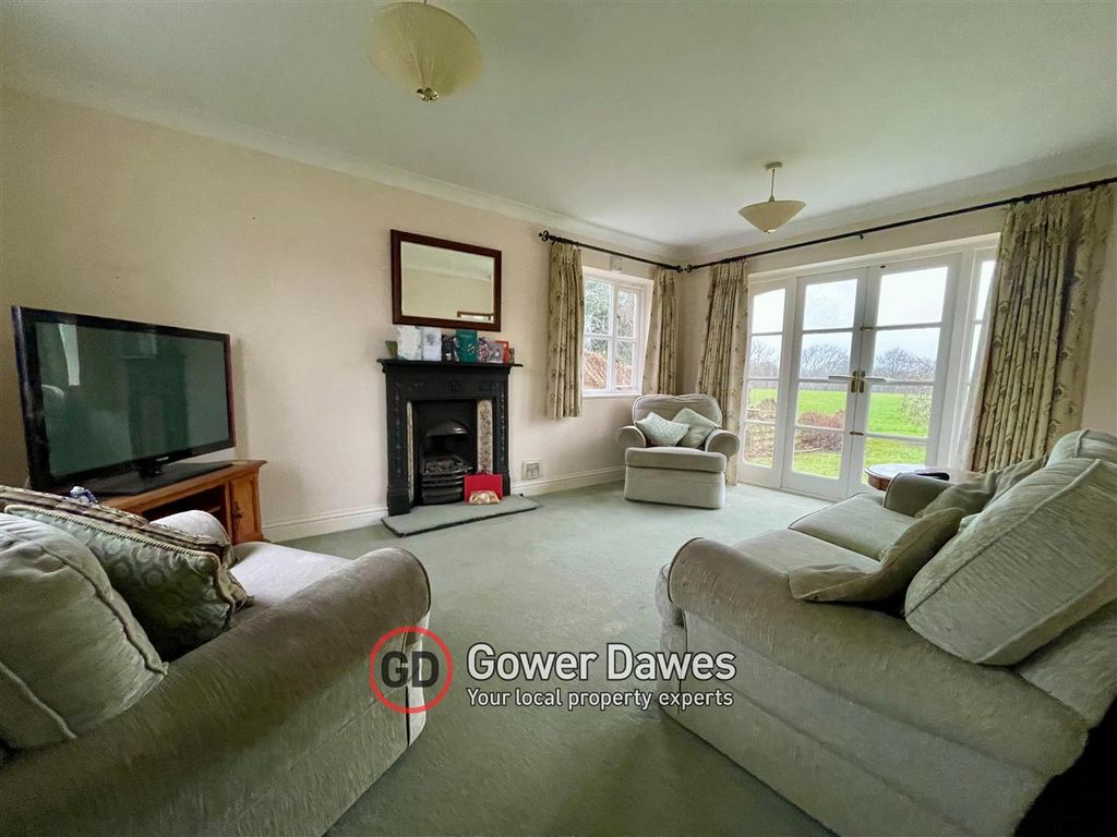 Property photo 2 of 13 Lounge