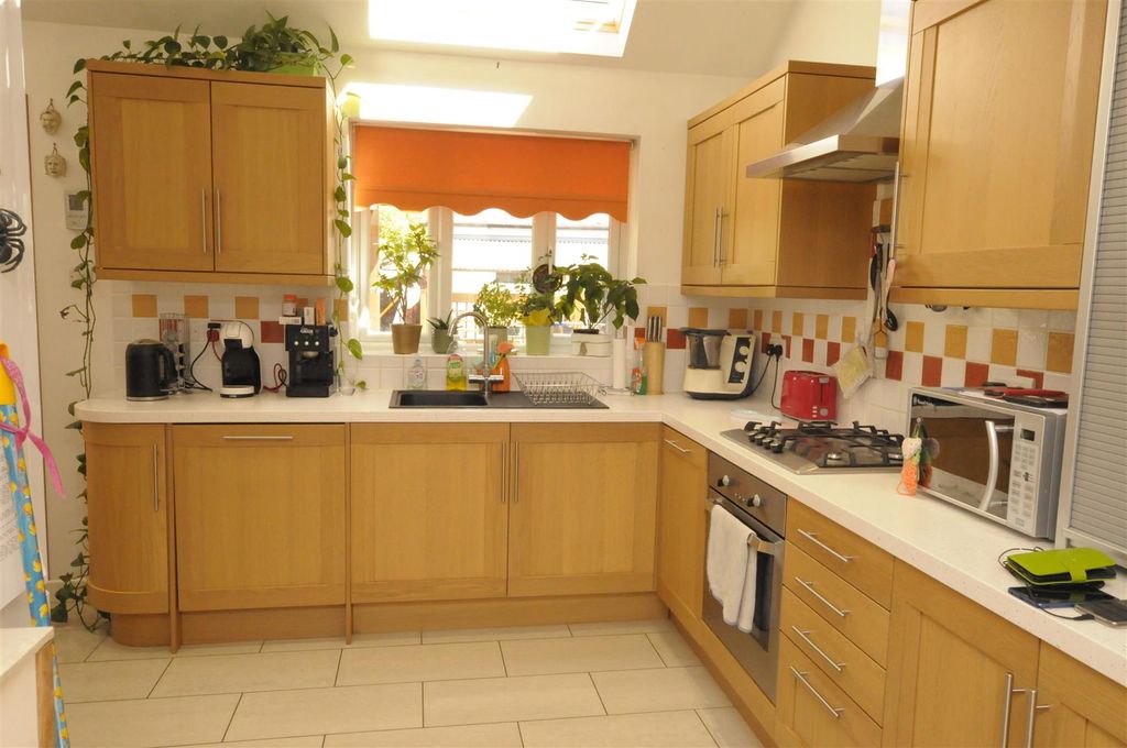 Property photo 3 of 12 Kitchen (2).Jpg