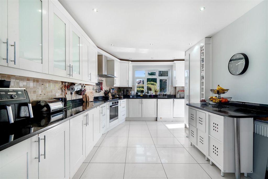 Property photo 3 of 13 39 Carlton Avenue West - Lloqmyw0Uneugyz6Jnno.Jpg