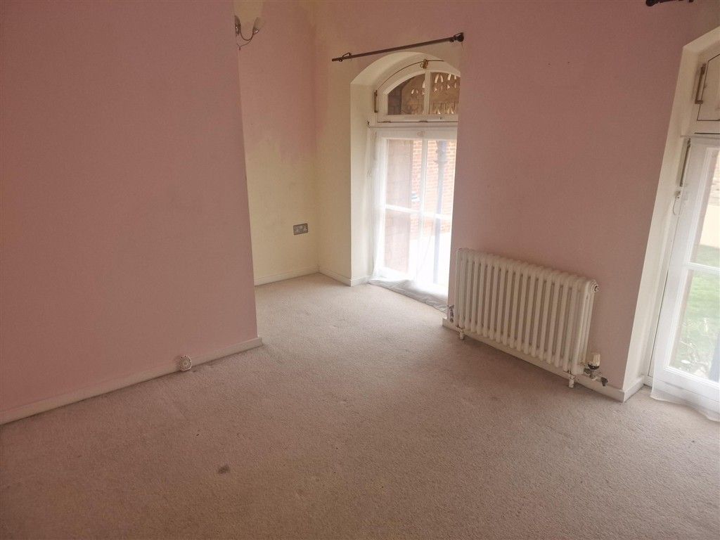 Property photo 3 of 8 Lounge