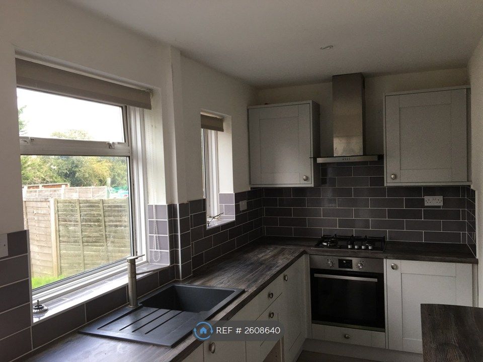 Property photo 3 of 12 Kitchen