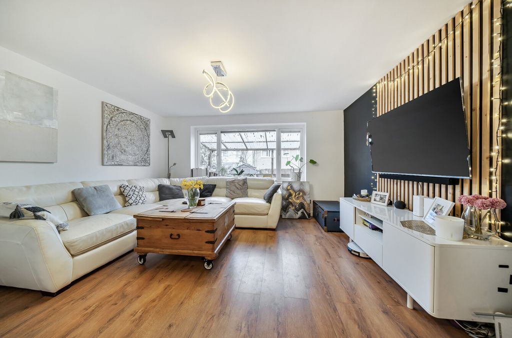 Property photo 2 of 13 1410704-3-698Cb6d...