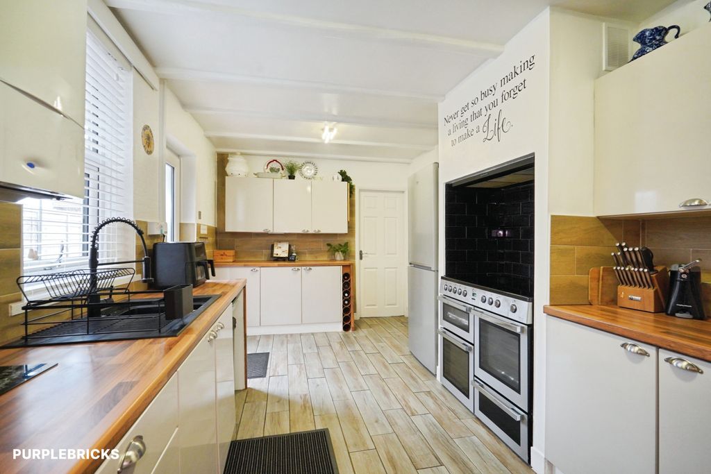 Property photo 3 of 33 Kitchen