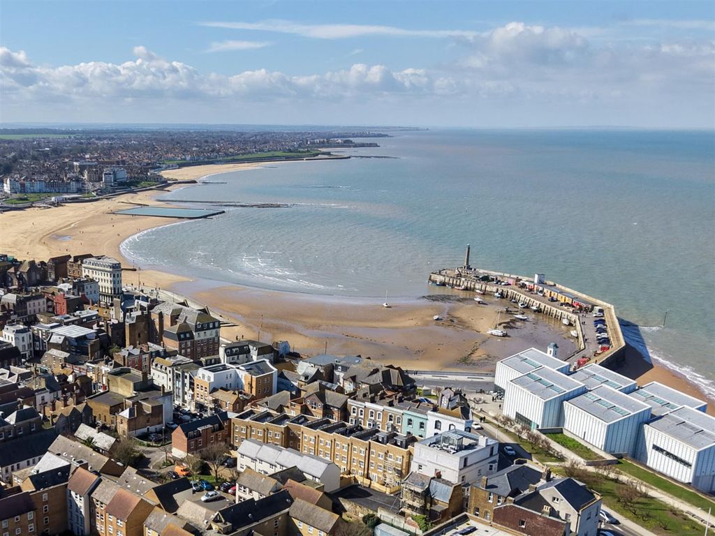 Property photo 2 of 13 4 Fort Road, Margate9.Jpg