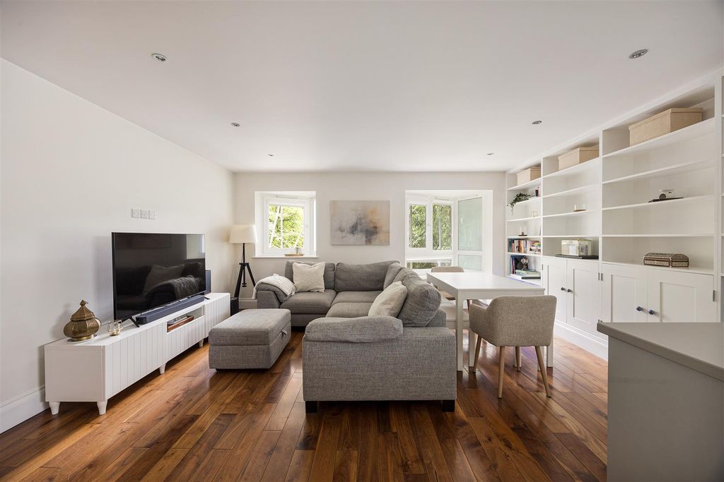 Property photo 1 of 21 New Wanstead, E11