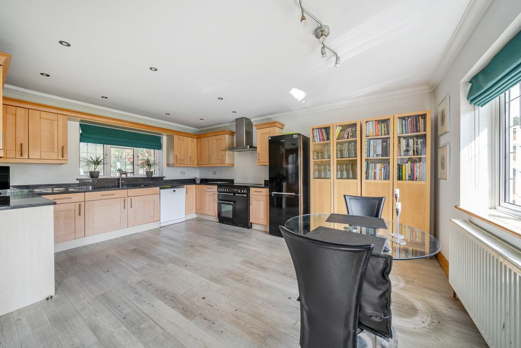 Property photo 2 of 18 Kitchen/Breakfast