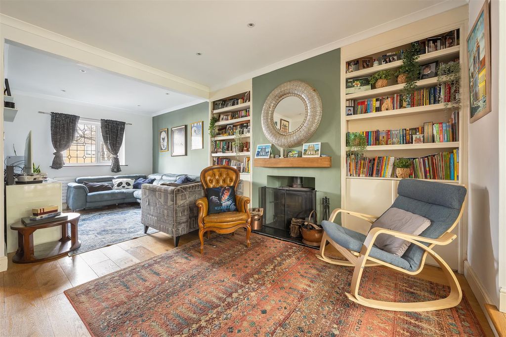 Property photo 2 of 33 Sky Peals Road, Ig8