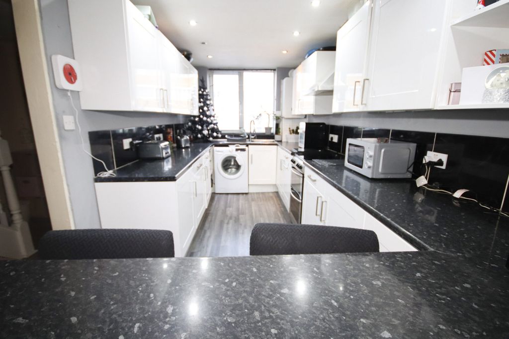 Property photo 2 of 11 Kitchen