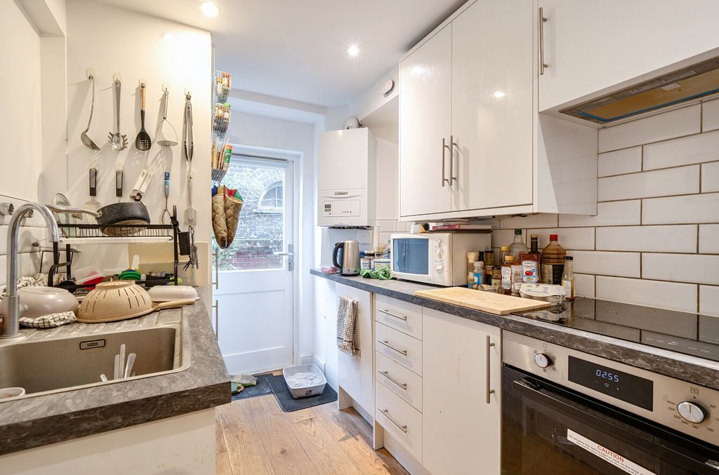 Property photo 2 of 8 1402421-7-696F7Ca...