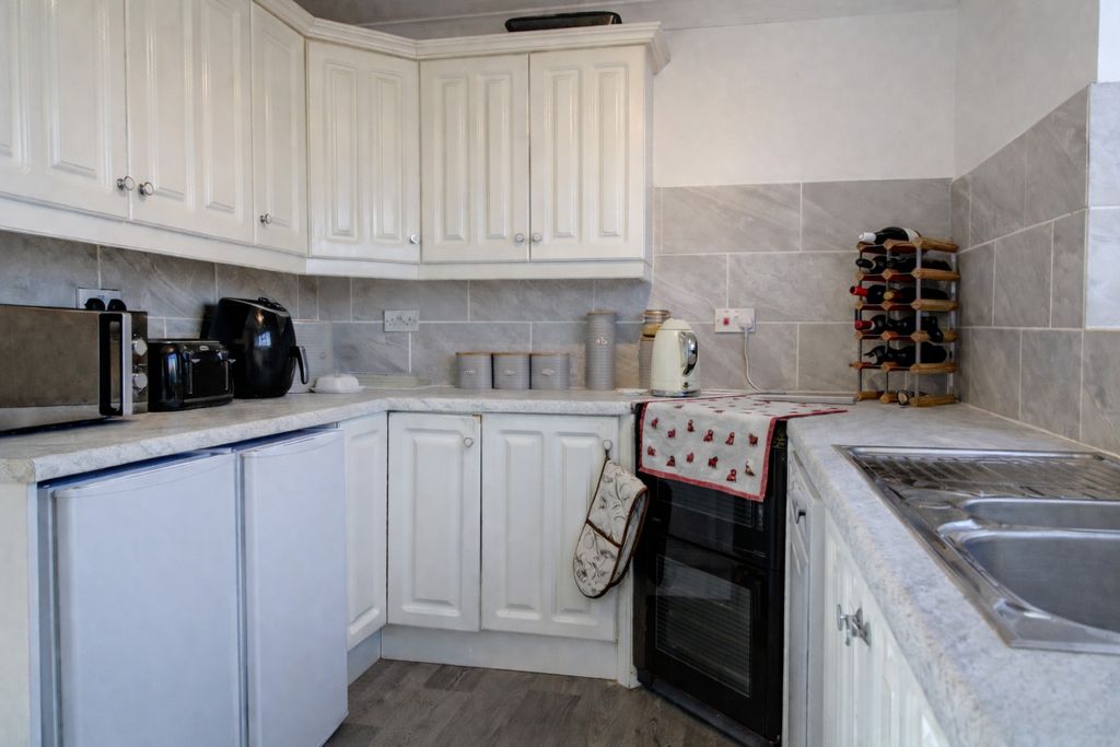 Property photo 3 of 11 Kitchen