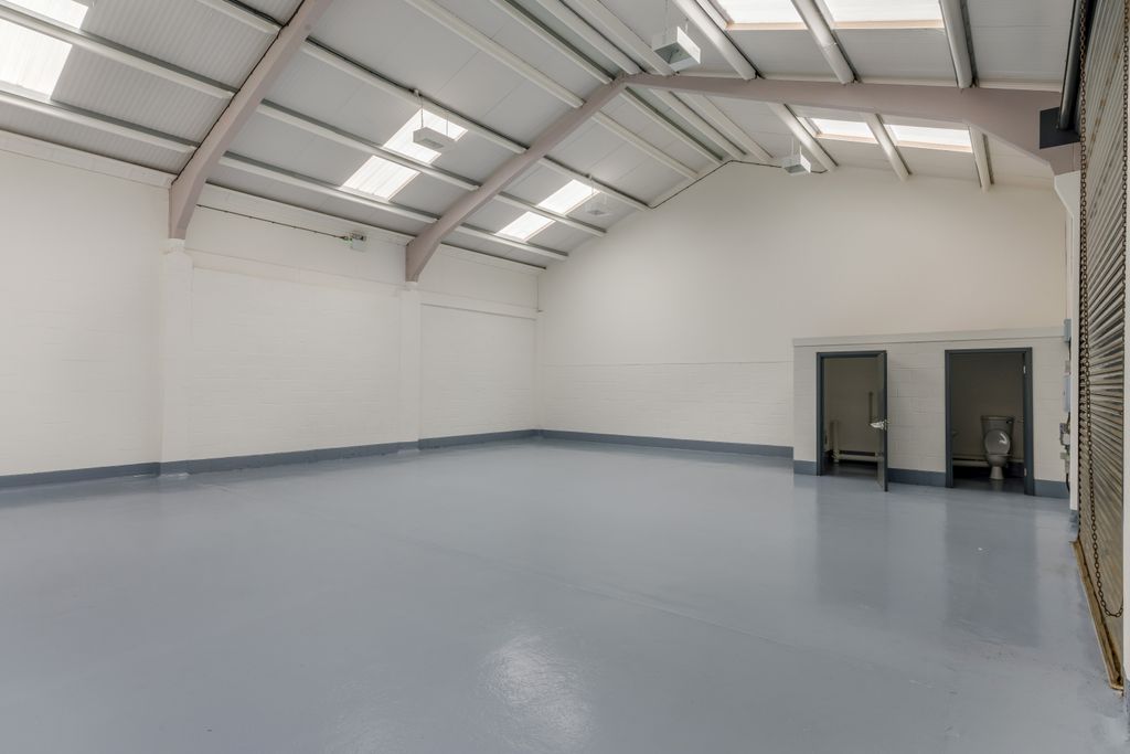 Property photo 3 of 12 8694998-Interior01-800