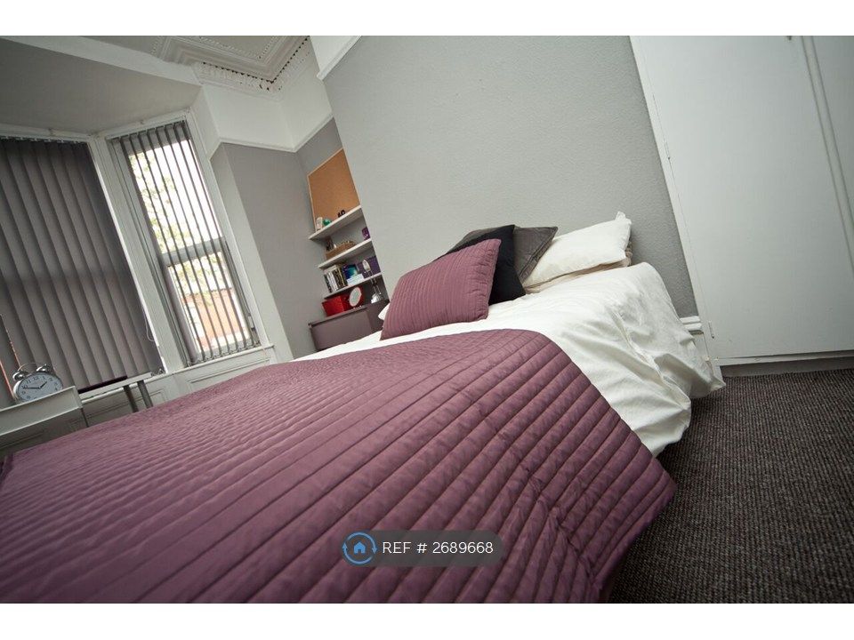 Property photo 2 of 9 Large Double Bedrooms