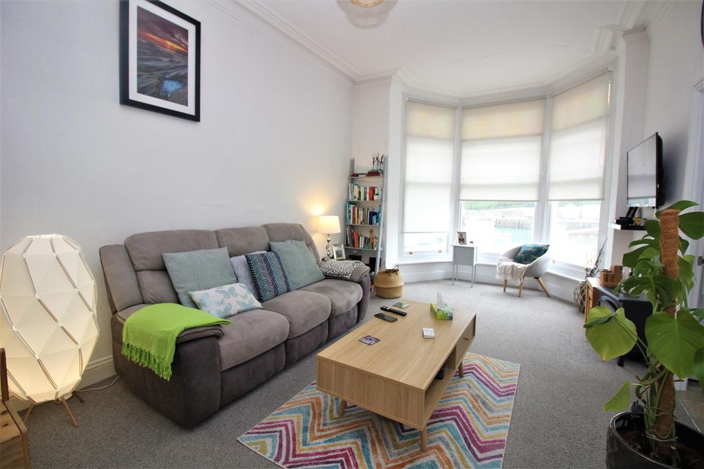 Property photo 1 of 6 Lounge