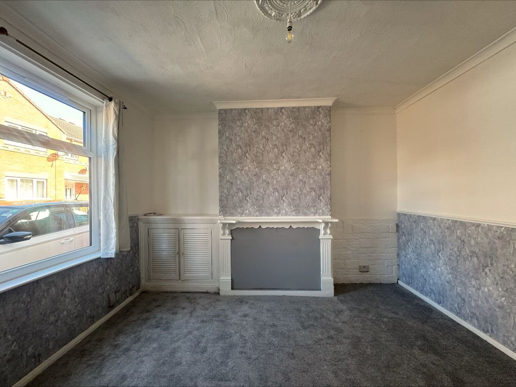 Property photo 3 of 10 Living Room