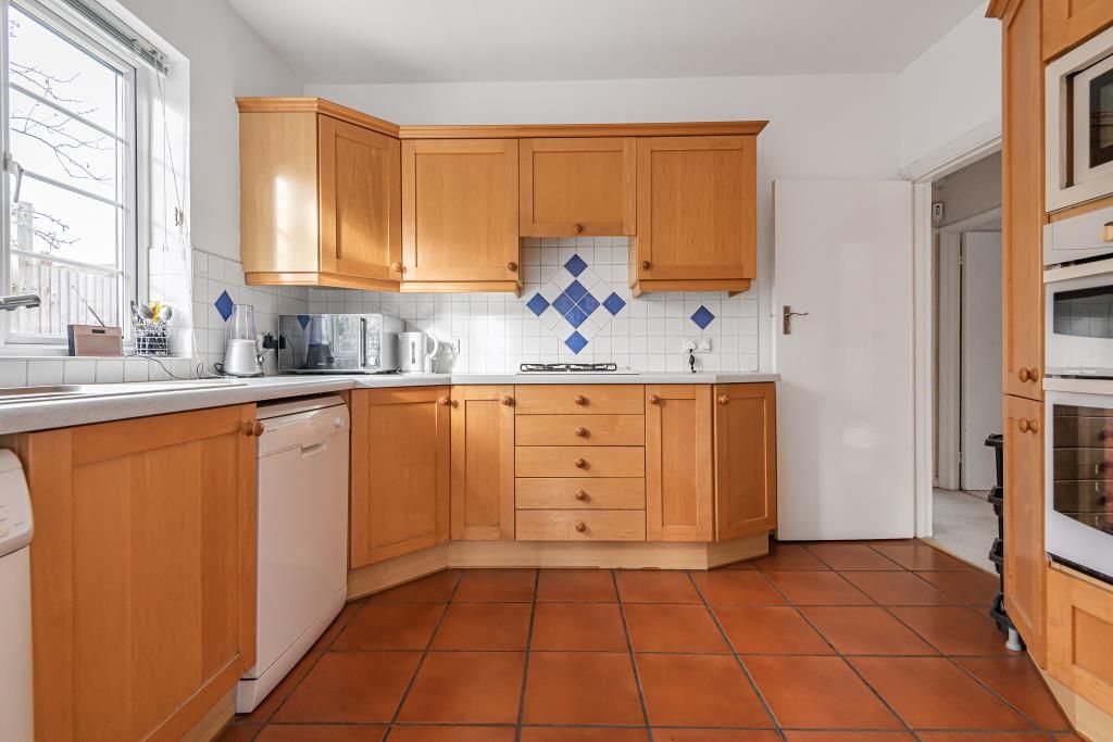Property photo 3 of 11 Kitchen