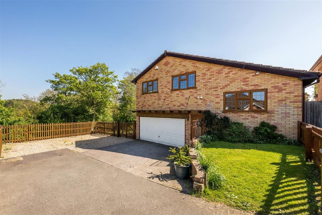 Property photo 1 of 32 5 Highsted Park -1.Jpg