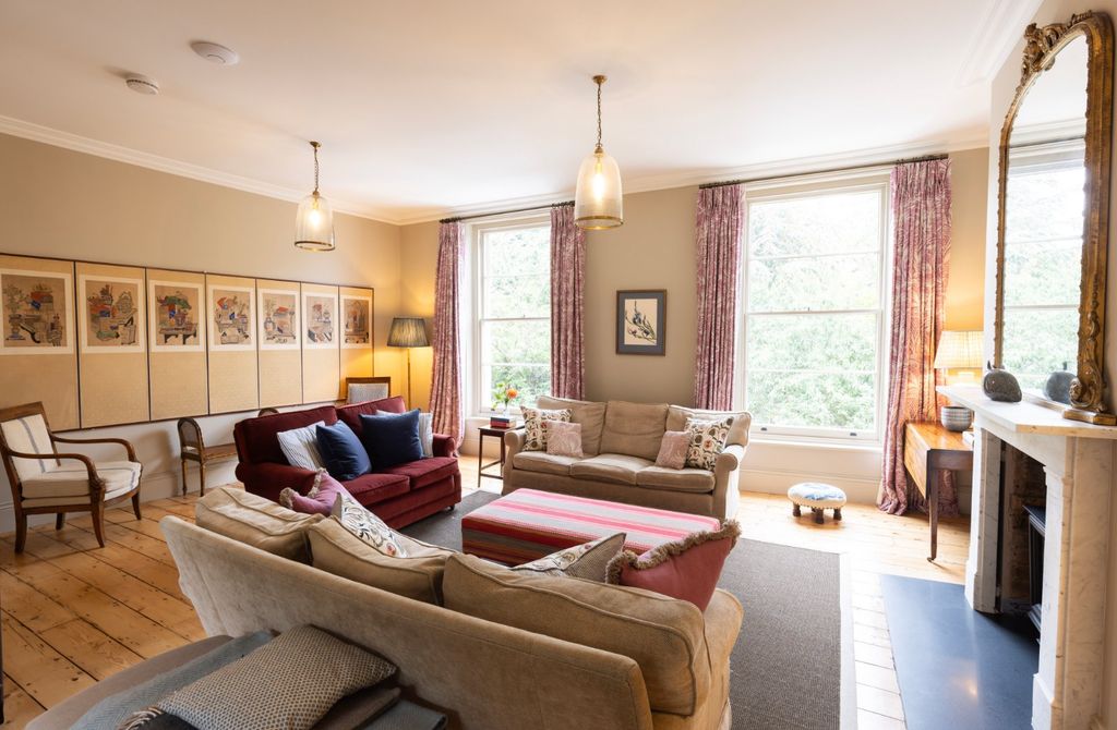 Property photo 2 of 18 Sitting Room