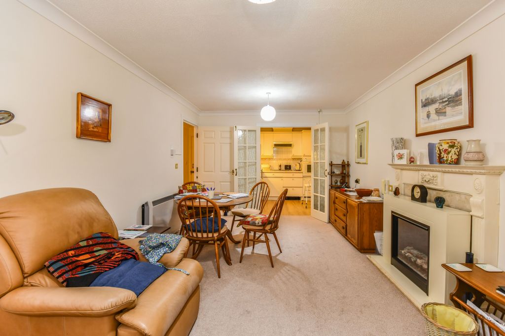 Property photo 1 of 11 Lounge
