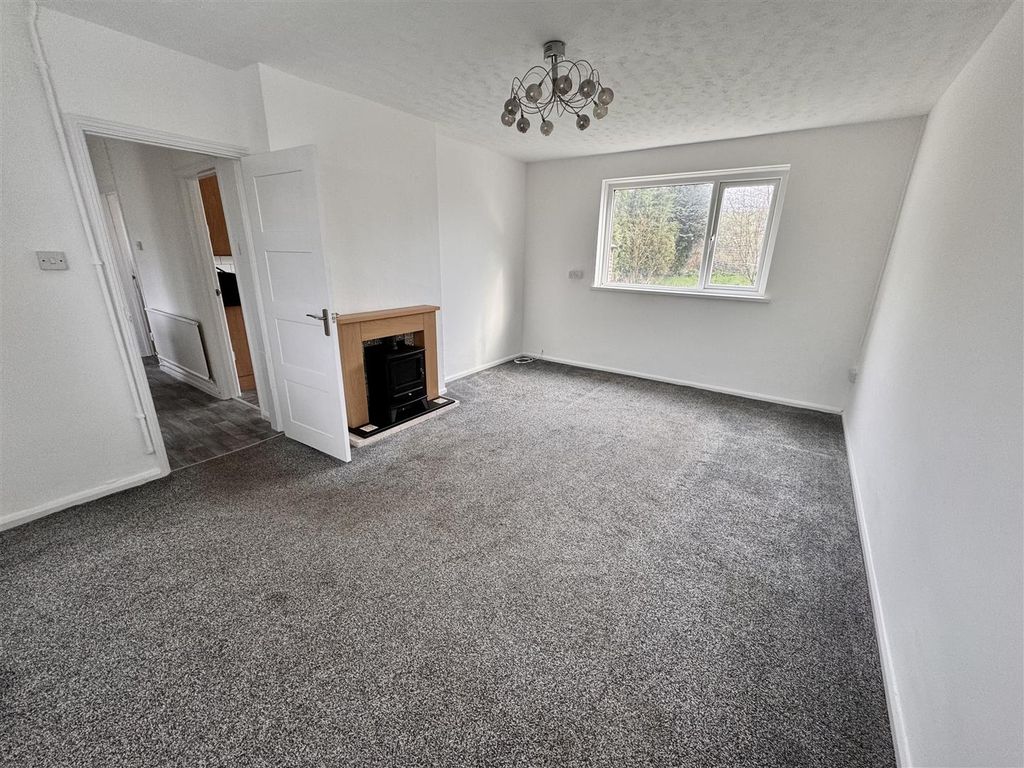 Property photo 2 of 11 Lounge