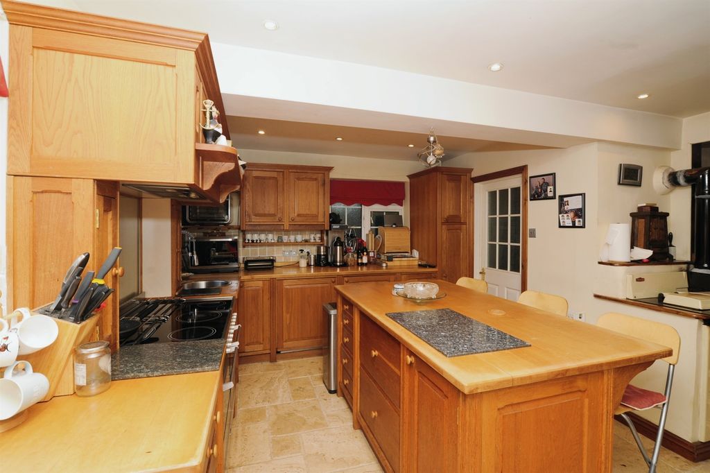 Property photo 2 of 22