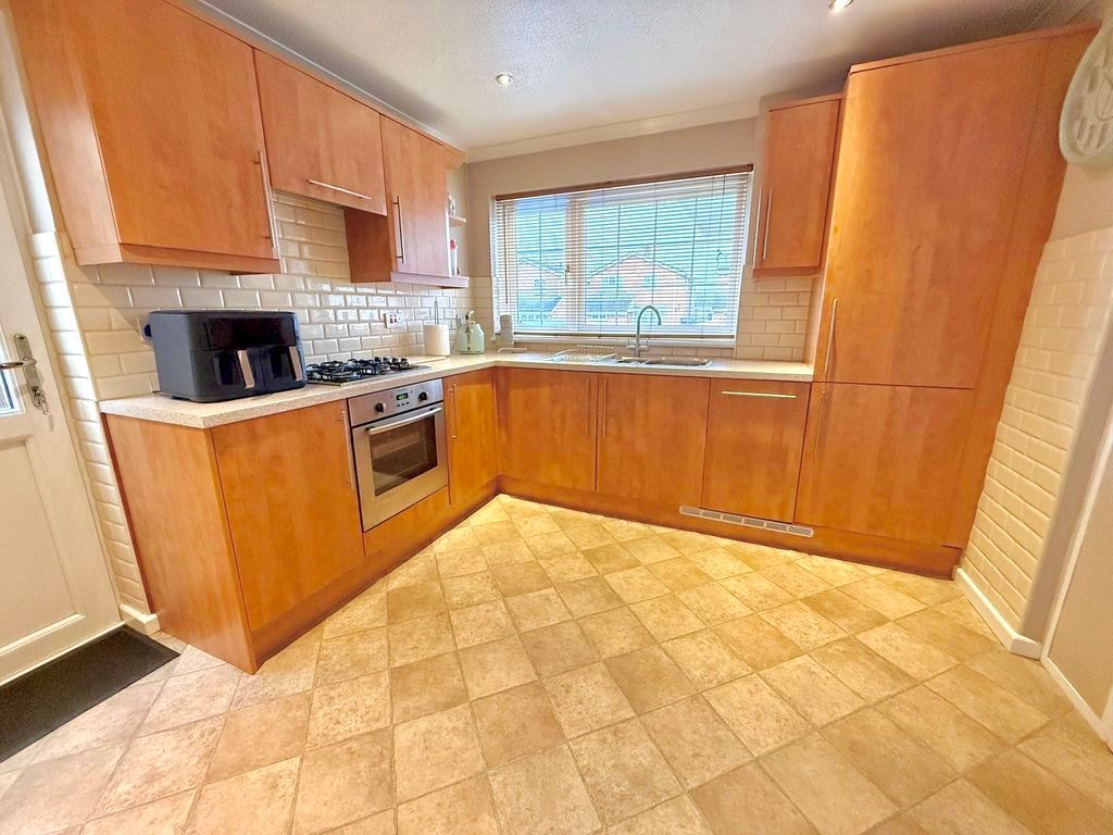 Property photo 3 of 18 Kitchen