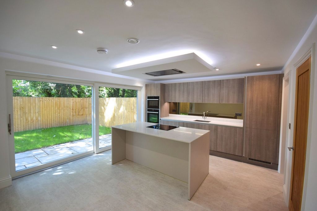 Property photo 2 of 7 Kitchen Dinning